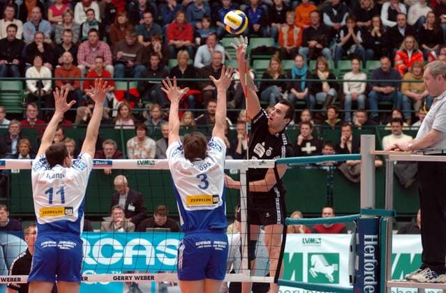 Georg Grozer (Moers, re.) - Schmetterschlag gegen Svetozar Ivanov (li.) und Jochen Schöps (beide Friedrichshafen) Volleyball 1. BL Herren DVV Pokal 2005 2006, Pokalspiel, Pokalfinale, Finale, Endspiel, Pokalendspiel Gruppe Halle Dynamik,