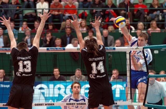 Robert Hupka (Friedrichshafen, re.) - Schmetterschlag gegen Novak Stankovic (li.) und Diego Gutierrez (beide Moers) Volleyball 1. BL Herren DVV Pokal 2005 2006, Pokalspiel, Pokalfinale, Finale, Endspiel, Pokalendspiel Gruppe Halle Dynamik,