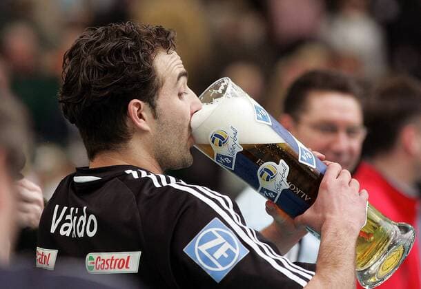 Pokalsieger Alexis Valido (Friedrichshafen) nimmt einen großen Schluck aus dem Bierglas Volleyball 1. BL Herren DVV Pokal 2005 2006, Pokalspiel, Pokalfinale, Pokalendspiel, Finale, Endspiel Einzelbild Gerry Weber Halle Halle