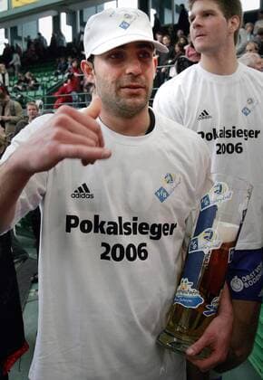 Pokalsieger Alexis Valido (Friedrichshafen) erfreut sich an einem großen Bierglas Volleyball 1. BL Herren DVV Pokal 2005 2006, Pokalspiel, Pokalfinale, Pokalendspiel, Finale, Endspiel Einzelbild Gerry Weber Halle Halle