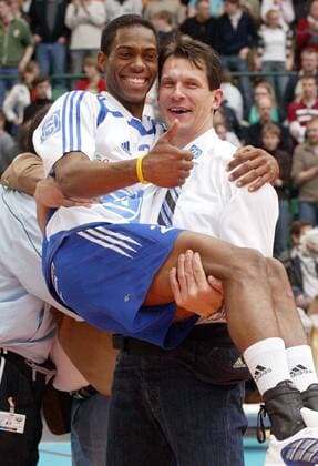 Elvis Contreras wird von Co Trainer Ulf Quell (beide Friedrichshafen) jubelnd auf die Arme genommen Volleyball 1. BL Herren DVV Pokal 2005 2006, Pokalspiel, Pokalfinale, Pokalendspiel, Finale, Endspiel Gruppe Gerry Weber Halle Halle Freude,