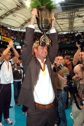 Trainer Tore Aleksandersen (Schwerin) stemmt den Pokal Volleyball 1. BL Damen DVV Pokal 2005 2006, Pokalspiel, Pokalfinale, Pokalendspiel, Finale, Endspiel Einzelbild Halle Freude,