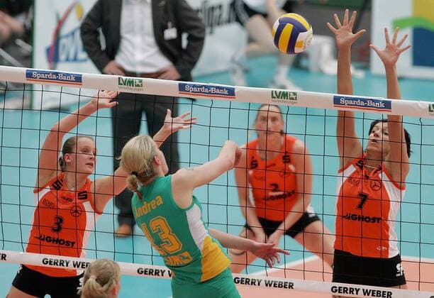 Andrea Berg (Münster, vorn) gegen Kathleen Weiß (li.) und Patricia Wolf (beide Schwerin) Volleyball 1. BL Damen DVV Pokal 2005 2006, Pokalspiel, Pokalfinale, Pokalendspiel, Finale, Endspiel Gruppe Halle Dynamik,