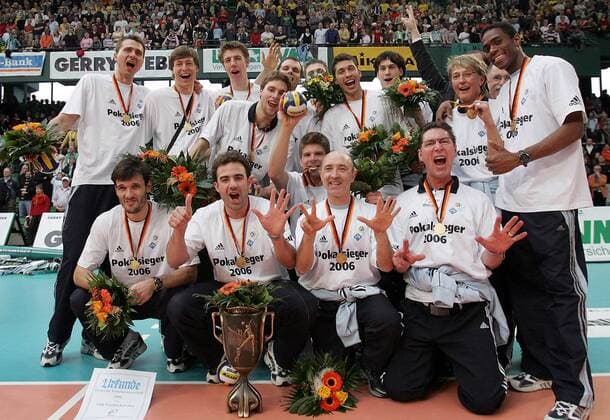 Der VfB Friedrichshafen ist Pokalsieger 2006, hi.v.li.: Ivanov Svetozar, Jochen Schöps, Max Günthör, Simon Tischer, Ashlei Nemer, Peter Nagy und Elvis Contreras (re.); Vorn: Joao Jose, Alexis Valido, Sebastian Schwarz, Donato Iasi und Dr. Norbert Köhnen Volleyball 1. BL Herren DVV Pokal 2005 2006, Pokalspiel, Pokalfinale, Pokalendspiel, Finale, Endspiel Totale Halle Freude,