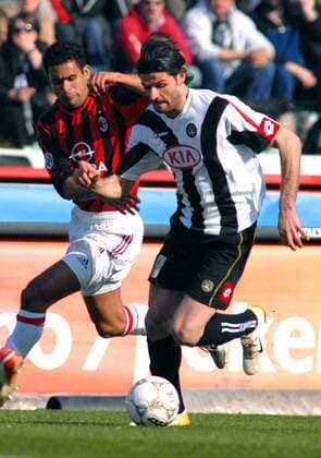 Vincenzo Iaquinta (Udine, re.) gegen Serginho (Milan) -  Fußball Herren Serie A 2005 2006, 1. Italienische Liga, Udinese Calcio - AC Mailand 0:4 Gruppe Udine Dynamik,