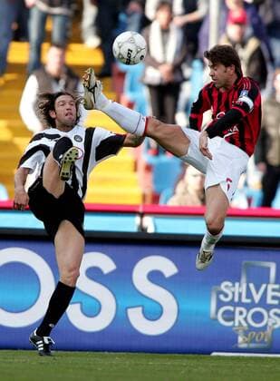 Alessandro Costacurta (Milan, re.) gegen Vincent Candela (Udine) -  Fußball Herren Serie A 2005 2006, 1. Italienische Liga, Udinese Calcio - AC Mailand 0:4 Gruppe Udine Dynamik,