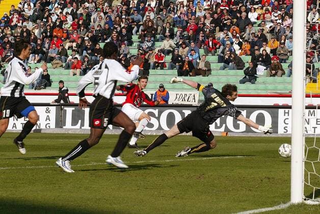 Andriy Shevchenko (Milan, Mitte) erzielt einen Treffer gegen Torwart Morgan De Sanctis (Udine) - Fußball Herren Serie A 2005 2006, 1. Italienische Liga, Udinese Calcio - AC Mailand 0:4 Totale Udine Dynamik,