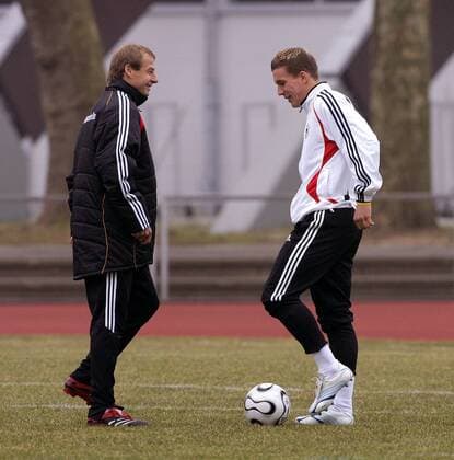 Bundestrainer Jürgen Klinsmann im Gespräch mit Lukas Podolski (beide Deutschland) Fußball Herren Nationalmannschaft 2006, Nationalteam, Training, Vorbereitung Gruppe Düsseldorf