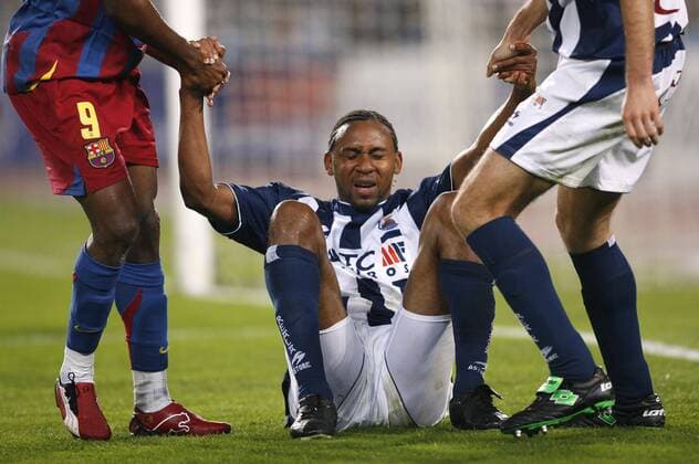 Dem verletzten John Viafara (San Sebastian) wird sowohl von einem eigenen Mitspieler als auch von einem Gegenspieler aus Barcelona auf die Beinen geholfen Fußball Herren Primera Division 2005 2006, 1. Spanische Liga, Real Sociedad San Sebastian - FC Barcelona 0:2, Barca Gruppe pan13179 San Sebastian Kameradschaft,  