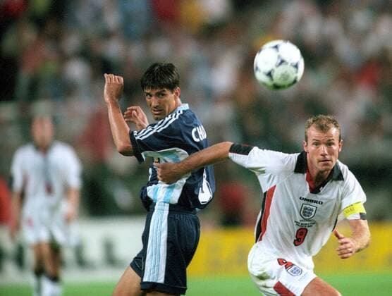 Alan Shearer (re., England) gegen Jose Antonio Chamot (Argentinien) Fußball Länderspiel Herren Weltmeisterschaft 1998, Nationalmannschaft, Nationalteam, Nationaltrikot, Achtelfinale, Vneg Gruppe Argentinien - England 6:5 n.E. St. Etienne, Saint Dynamik,
