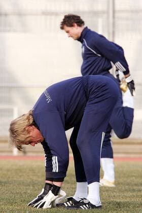 Torwart Oliver Kahn (vorn) und sein Konkurrenten Jens Lehmann (beide Deutschland) halten während der Erwärmung mehr als einen Sicherheitsabstand Fußball Herren Nationalmannschaft 2006, Nationalteam, Training, Vorbereitung, Vdia Gruppe Düsseldorf Spannung,
