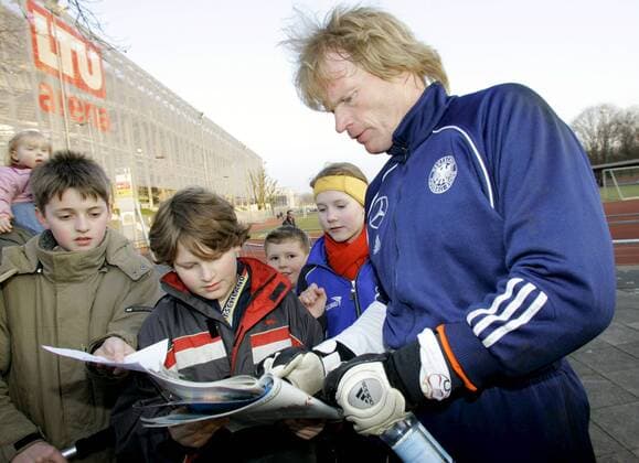 Torwart Oliver Kahn (Deutschland) schreibt jungen Fans fleißig Autogramme Fußball Herren Nationalmannschaft 2006, Nationalteam, Training, Vorbereitung Gruppe Düsseldorf