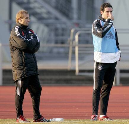 Bundestrainer Jürgen Klinsmann (li.) und Christoph Metzelder (beide Deutschland) nachdenklich Fußball Herren Nationalmannschaft 2006, Nationalteam, Training, Vorbereitung Gruppe Düsseldorf Skepsis