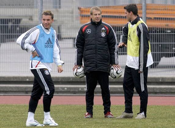 Bundestrainer Jürgen Klinsmann (Mitte), Manuel Friedrich (re.) und Lukas Podolski (alle Deutschland) Fußball Herren Nationalmannschaft 2006, Nationalteam, Training, Vorbereitung Gruppe Düsseldorf