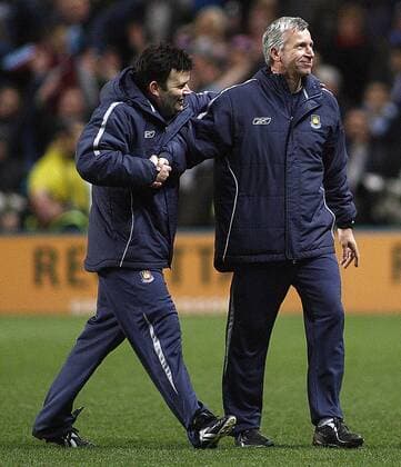 Trainer Alan Pardew (West Ham, re.) - Schlußjubel - EDITORIAL USE ONLY. No use with unauthorised audio, video, data, fixture lists, club league logos or live services. Online in-match use limited to 120 images, no video emulation. No use in betting, games or single club league player publications. Fußball Herren FA Cup 2005 2006, Englischer Pokal, Pokalspiel, West Ham United Gruppe Manchester