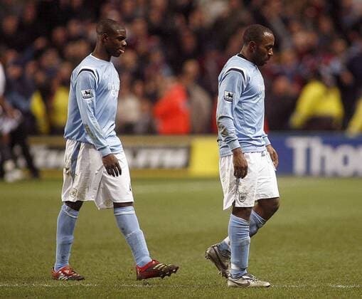 Micah Richards (li.) und Darius Vassell (beide Manchester City) - enttäuschter Abgang - EDITORIAL USE ONLY. No use with unauthorised audio, video, data, fixture lists, club league logos or live services. Online in-match use limited to 120 images, no video emulation. No use in betting, games or single club league player publications. Fußball Herren FA Cup 2005 2006, Englischer Pokal, Pokalspiel, Manchester City Gruppe Manchester Enttäuschung,