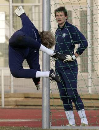 Torwart Jens Lehmann (re.) beobachtet die Parade seines Kontrahenten Oliver Kahn (beide Deutschland) Fußball Herren Nationalmannschaft 2006, Nationalteam, Training, Vorbereitung Gruppe Düsseldorf Dynamik,