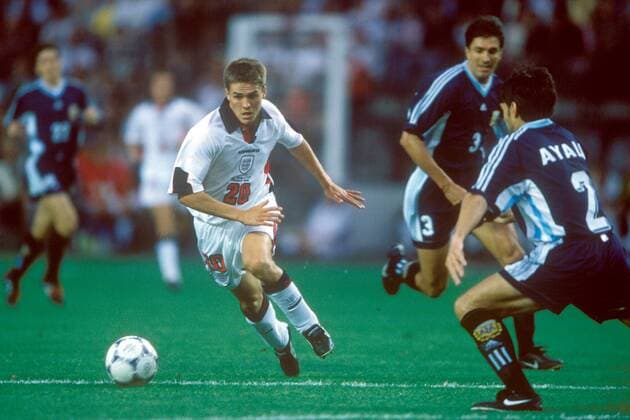 Michael Owen (England, li.) am Ball, daneben Roberto Ayala (Argentinien) Fußball Länderspiel Herren Weltmeisterschaft 1998, Nationalmannschaft, Nationalteam, Nationaltrikot, Achtelfinale Gruppe St. Etienne, Saint Dynamik,