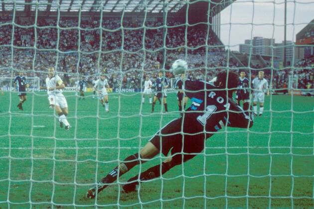 Alan Shearer (England) trifft per Elfmeter zum 1:1, Torwart Carlos Roa (Argentinien) streckt sich vergeblich Fußball Länderspiel Herren Weltmeisterschaft 1998, Nationalmannschaft, Nationalteam, Nationaltrikot, Achtelfinale Totale Stade Geoffroy Guichard, Stadion St. Etienne, Saint Idrettslag Dynamik,