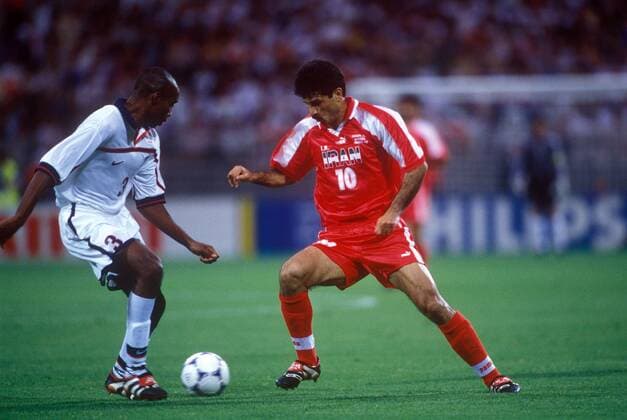 Ali Daei (Iran, re.) gegen Eddie Pope (USA) Fußball Länderspiel Herren Weltmeisterschaft 1998, Nationalmannschaft, Nationalteam, Nationaltrikot, Gruppe F Gruppe Lyon Dynamik,