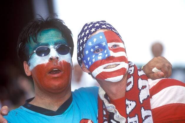 Völkerverständigung - zwei Fans von Iran (li.) und USA in harmonischem Beisammensein Fußball Länderspiel Herren Weltmeisterschaft 1998, Nationalmannschaft, Nationalteam, Gruppe F Gruppe Nationalfarben, Stars and Stripes Lyon, lächeln, Fanfreundschaft, Doppelporträt Harmonie,