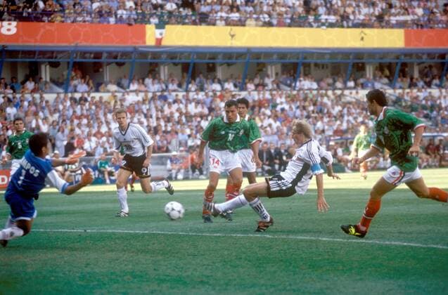 Jürgen Klinsmann (2.v.re., Deutschland) zieht im Fallen ab und erzielt das 1:1, Torwart Jorge Campos (Mexiko) ist aus der Nahdistanz machtlos Fußball Länderspiel Herren Weltmeisterschaft 1998, Nationalmannschaft, Nationalteam, Nationaltrikot, Achtelfinale, Vdia Gruppe Montpellier Dynamik, Spannung,
