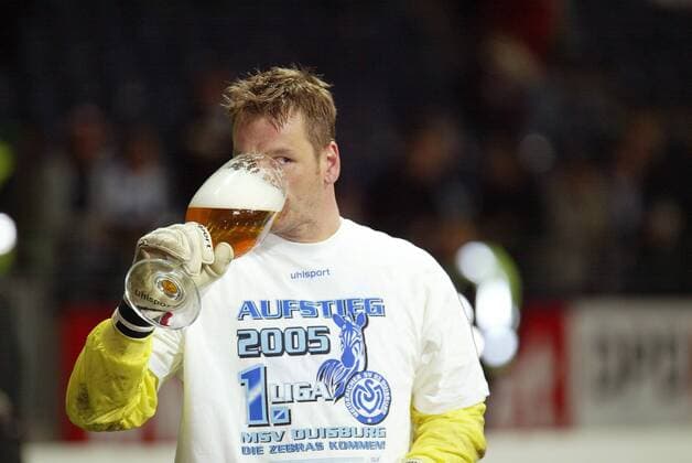 Torwart Georg Koch (Duisburg) begießt den Aufstieg mit einem Bier Fußball 2. BL Herren Saison 2004 2005, MSV Duisburg Einzelbild Frankfurt M. Freude,
