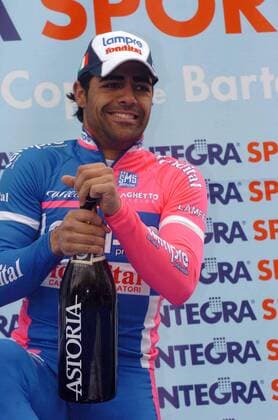 Danilo Napolitano (Italien Lampre) öffnet zum Gewinn der 1a Etappe der Settimana Internazionale 2006 eine Flasche Sekt -  Radsport Herren Settimana Internazionale de Coppi e Bartali 2006, Straßenradsport, Straße, Rad, Vdig Einzelbild 1a Etappe: Riccione - Riccione Freude,