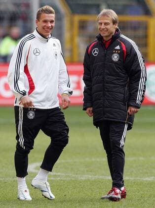 Bundestrainer Jürgen Klinsmann (re.) und Lukas Podolski (beide Deutschland) gut gelaunt Fußball Herren Nationalmannschaft 2006, Nationalteam, Training, Vorbereitung Gruppe Dortmund Freude,