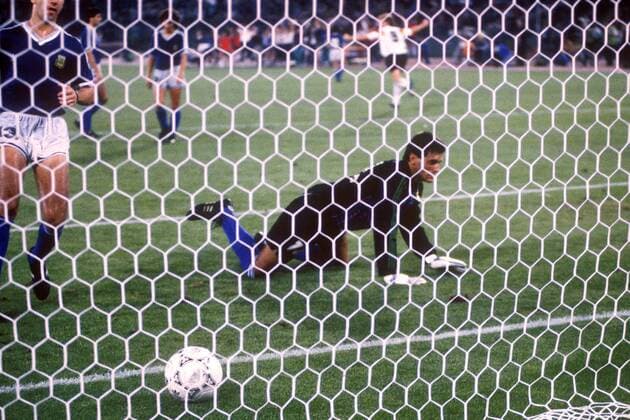 Der Ball ist im Netz und Torwart Sergio Goycochea sowie Nestor Lorenzo (beide Argentinien) enttäuscht Fußball Länderspiel Herren Weltmeisterschaft 1990, Nationalmannschaft, Nationalteam, Nationaltrikot, Finale, Endspiel, Vdia Gruppe Rom