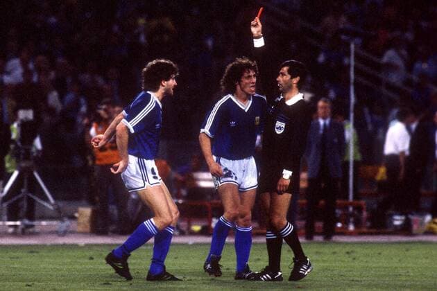 FIFA Schiedsrichter Edgardo Codesal Mendez (Mexiko) stellt Gustavo Dezotti (li.) vom Platz, Pedro Troglio (beide Argentinien) beschwert sich lautstark Fußball Länderspiel Herren Weltmeisterschaft 1990, Nationalmannschaft, Nationalteam, Nationaltrikot, Finale, Endspiel, Vdia Gruppe Rom Spannung, Wut,