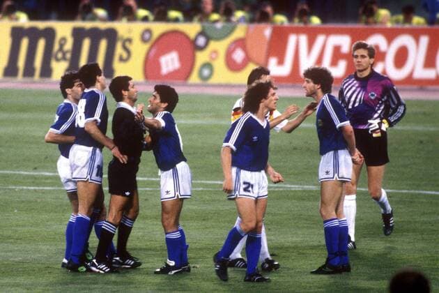 Diego Armando Maradona (Mitte, Argentinien) will FIFA Schiedsrichter Edgardo Codesal Mendez (Mexiko) aufhalten und somit einen Platzverweis für Gustavo Dezotti (re.) verhindern, Pedro Troglio (2.v.re., beide Argentinien) beschwert sich schon mal Fußball Länderspiel Herren Weltmeisterschaft 1990, Nationalmannschaft, Nationalteam, Nationaltrikot, Finale, Endspiel, Vdia Gruppe BRD - Argentinien 1:0 Rom Spannung,