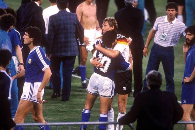 Guido Buchwald (re., BR Deutschland) und Diego Armando Maradona (Argentinien) lieferten sich große Duelle und umarmen sich sportlich fair nach dem Spielende Fußball Länderspiel Herren Weltmeisterschaft 1990, Nationalmannschaft, Nationalteam, Nationaltrikot, Finale, Endspiel, Vdia Gruppe BRD - Argentinien 1:0 Rom Kameradschaft,