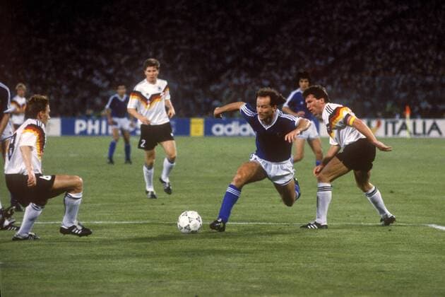 Gabriel Calderon (Mitte, Argentinien) versucht gegen Lothar Matthäus (re.) und Thomas Häßler (li., beide BR Deutschland) einen Elfer zu schinden Fußball Länderspiel Herren Weltmeisterschaft 1990, Nationalmannschaft, Nationalteam, Nationaltrikot, Finale, Endspiel, Vdia Gruppe BRD - Argentinien 1:0 Rom Dynamik,