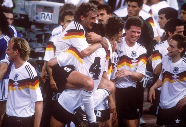 Weltmeister BR Deutschland: Rudi Völler (oben) in den Armen von Jürgen Kohler, weiter dabei v.li: Andreas Brehme, Guido Buchwald, Stefan Reuter und Thomas Häßler Fußball Länderspiel Herren Weltmeisterschaft 1990, Nationalmannschaft, Nationalteam, Nationaltrikot, Finale, Endspiel, Vdia Gruppe Rom Freude, Begeisterung,