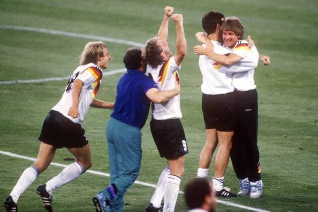 Weltmeister BR Deutschland: Jürgen Klinsmann (li.), Rudi Völler (Mitte), Frank Mill (re.) und Thomas Berthold Fußball Länderspiel Herren Weltmeisterschaft 1990, Nationalmannschaft, Nationalteam, Nationaltrikot, Finale, Endspiel, Vdia Gruppe Rom Freude, Begeisterung,