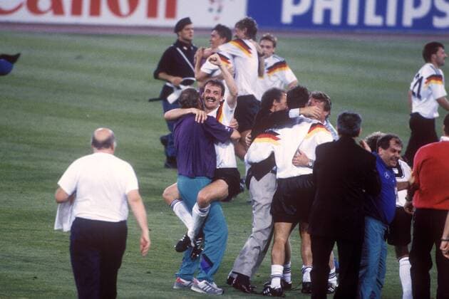 Weltmeister BR Deutschland: Jürgen Kohler (2.v.li.) feiert in den Armen von Physiotherapeut Hans Jürgen Montag Fußball Länderspiel Herren Weltmeisterschaft 1990, Nationalmannschaft, Nationalteam, Nationaltrikot, Finale, Endspiel, Vdia Totale Rom Freude, Begeisterung,