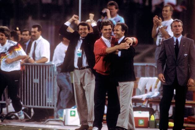 Teamchef Franz Beckenbauer (2.v.re.), Assistent Holger Osieck (Mitte) und DFB Pressesprecher Wolfgang Niersbach (alle BR Deutschland) - Torjubel Fußball Länderspiel Herren Weltmeisterschaft 1990, Nationalmannschaft, Nationalteam, BRD, Finale, Endspiel, Vdia Gruppe Rom Freude,