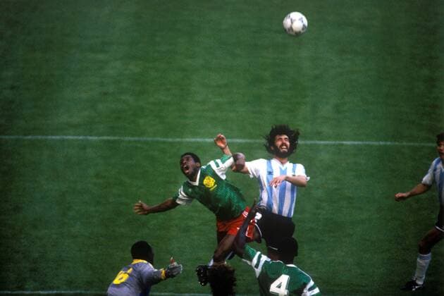 Bertin Ebwelle (li., Kamerun) gegen Sergio Batista (Argentinien) Fußball Länderspiel Herren Weltmeisterschaft 1990, Nationalmannschaft, Nationalteam, Nationaltrikot, Gruppe B, Vdia Gruppe Argentinien - Kamerun 0:1, Eröffnungsspiel Mailand Dynamik,