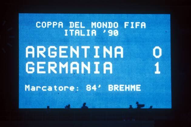 Argentina 0 Germania 1 - durch das Elfmetertor von Brehme in der 84. Minute ist Deutschland Weltmeister, die Anzeigetafel macht dies amtlich Fußball Länderspiel Herren Weltmeisterschaft 1990, Nationalmannschaft, Nationalteam, Finale, Endspiel, Vdia Einzelbild Argentinien - BRD 0:1 Rom