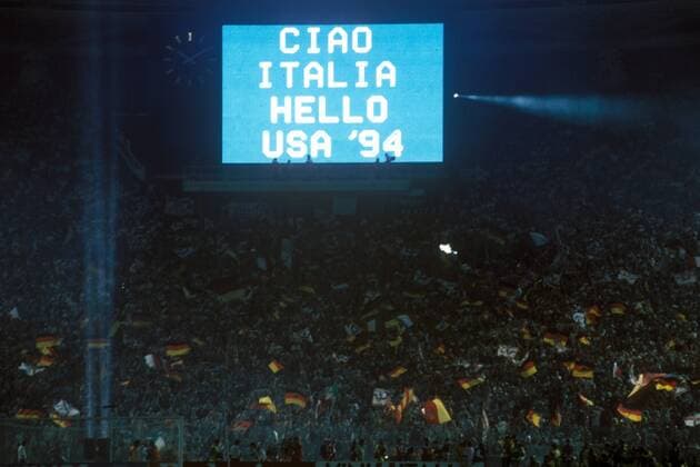 Ciao Italia, Hello USA 94 - die deutschen Fans unter der Anzeigetafel verschwenden keinen einzigen Gedanken an das nächste Turnier, sondern feiern ausgiebig den Titelgewinn Fußball Länderspiel Herren Weltmeisterschaft 1990, Nationalmannschaft, Nationalteam, Finale, Endspiel, Vdia Totale Rom Freude, Begeisterung,