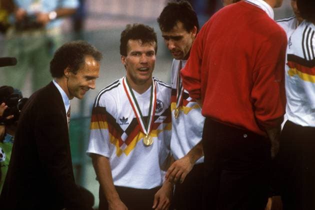 Siegerehrung Weltmeister BR Deutschland v.li.: Teamchef Franz Beckenbauer, Lothar Matthäus und Pierre Littbarski Fußball Länderspiel Herren Weltmeisterschaft 1990, Nationalmannschaft, Nationalteam, Nationaltrikot, Finale, Endspiel, Vdia Gruppe Rom Freude,