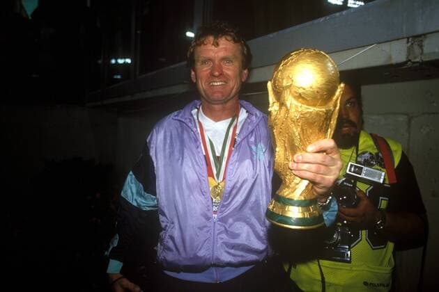 Torwarttrainer Sepp Maier (BR Deutschland) mit Weltpokal und Medaille Fußball Länderspiel Herren Weltmeisterschaft 1990, Nationalmannschaft, Nationalteam, Nationaltrikot, Finale, Endspiel, Vdia Einzelbild Rom Freude,