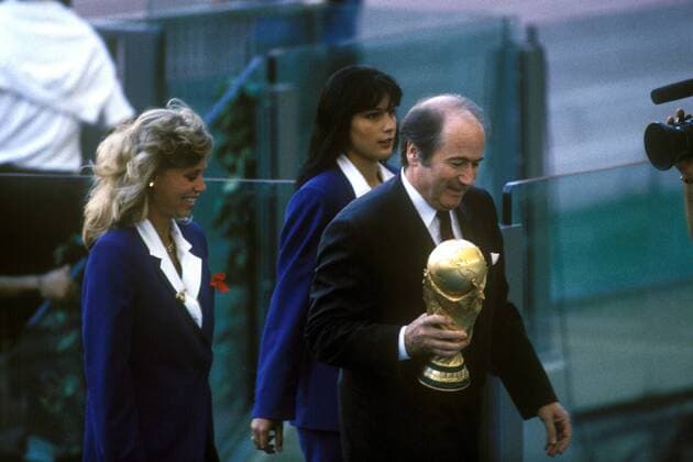 FIFA Generalsekretär Joseph S. Blatter (Schweiz) bringt in Begleitung zweier Hostessen den Weltpokal in das Stadion Fußball Länderspiel Herren Weltmeisterschaft 1990, Finale, Endspiel, Vdia Gruppe Rom
