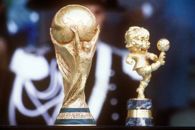 Der FIFA Weltpokal (li.) und der Sport Billy, die Fair Play Trophäe Fußball Länderspiel Herren Weltmeisterschaft 1990, Finale, Endspiel, Vdia Gruppe Rom