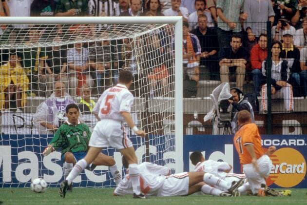 Ronald de Boer (Niederlande, re.) setzt sich gegen Joel Sanchez (2.v.re.) und Claudio Suarez (3.v.re.) durch und trifft zum 2:0, Torwart Jorge Campos ist machtlos, daneben schaut Duilio Davino (alle Mexiko) zu Fußball Länderspiel Herren Weltmeisterschaft 1998, Nationalmannschaft, Nationalteam, Nationaltrikot, Gruppe E Totale St. Etienne, Saint Dynamik,