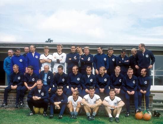 WM Kader BRD, hi.v.li.: x, Arzt Schoberth, Zeugwart Dahn, Masseur Deuser, Jürgen Grabowski, Sepp Maier, Keeper Hans Tilkowski, Max Lorenz, Helmut Haller, Franz Beckenbauer, Wolfgang Weber, Wolfgang Overath, Karl Heinz Schnellinger, Uwe Seeler, Mitte:... Fußball WM Herren DEUTSCHSPRACHIGE SPORTZEITSCHRIFTEN UND -ZEITUNGEN NUR NACH RÜCKSPRACHE Nationalmannschaft 1966 Totale Mfdia, quer, Karlheinz, Siegfried, Mannschaftsbild Nationalteam, Nationalcoach, Co Trainer, Torwart