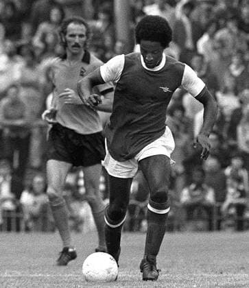 Großbritannien, Black History Month im Oktober - Sport Brendon Batson (Arsenal, re.) am Ball -  Fußball Herren FA Cup 1972 1973, Pokal, Pokalspiel, English First Division, One, 1. Englische Liga Gruppe London Dynamik,