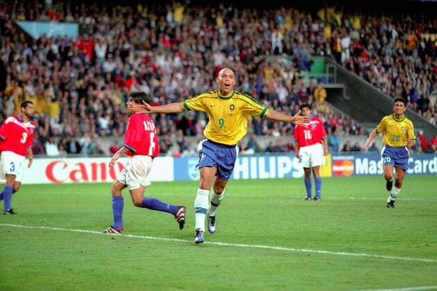 Ronaldo (Brasilien) - Torjubel Fußball Länderspiel Herren Weltmeisterschaft 1998, Nationalmannschaft, Nationalteam, Nationaltrikot, Achtelfinale, Vneg Gruppe Brasilien - Chile 4:1 Paris Freude,