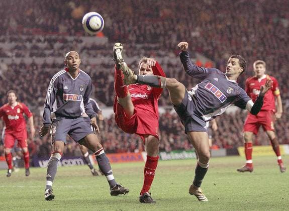 Dietmar Hamann (Liverpool, Mitte) gegen Simao (re.) - beobachtet von Luisao (beide Benfica Lissabon) -  Fußball EC 1 Herren Champions League 2005 2006, Achtelfinale, Rückspiel, FC Liverpool - Benfica Lissabon 0:2 Gruppe Liverpool Dynamik,